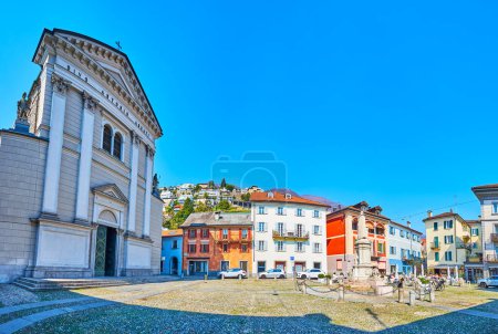 Historische Piazza Sant 'Antonio mit der Kirche Sant' Antonio, einer Reihe dichter Reihenhäuser und dem Berghang im Hintergrund, Locarno, Tessin, Schweiz