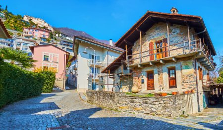 Die modernen und historischen Häuser in der Via Monteguzzo, Locarno, Schweiz