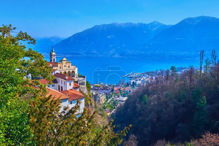 Santuario histórico de la Virgen del Sasso contra el lago Maggiore y los Alpes Lepontinos, Orselina, Ticino, Suiza