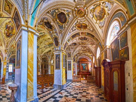 Foto de ORSELINA, SUIZA - 26 DE MARZO DE 2022: Espectacular interior de la iglesia barroca del Santuario de Madonna del Sasso, Orselina, Suiza - Imagen libre de derechos