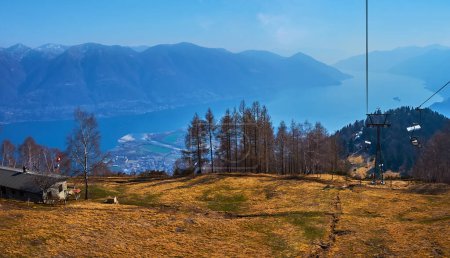 Genießen Sie das Panorama der Lepontinischen Alpen und des Lago Maggiore vom Sessellift Cimetta Mount, Tessin, Schweiz