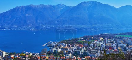 Téléchargez les photos : Panorama du lac Majeur, Alpes et maisons de Locarno en arrière-plan, Tessin, Suisse - en image libre de droit