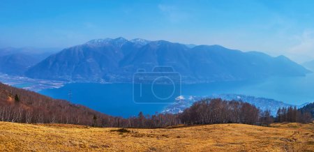 Paisaje panorámico de montaña con superficie azul del lago Magiore desde el teleférico de Cimetta Mount, Ticino, Suiza