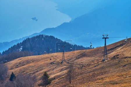 Pradera de Montane en la ladera del monte Cardada Cimetta contra el nublado lago Maggiore en el valle, Ticino, Suiza