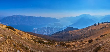 Panorama vom Gipfel der Cardada Cimetta mit Lago Maggiore und nebligen Alpen, Tessin, Schweiz