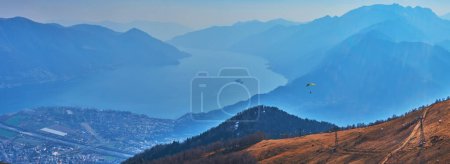 Dunstige Berglandschaft und das Segelflugzeug vom Gipfel des Cimetta Mount, Tessin, Schweiz
