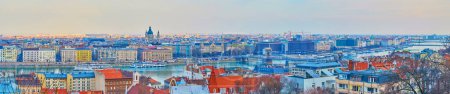 Increíble panorama al atardecer de la ciudad con techos de Buda, Danubio con puentes, Cuartos de plagas y Basílica de San Esteban, dominando el horizonte, Budapest, Hungría