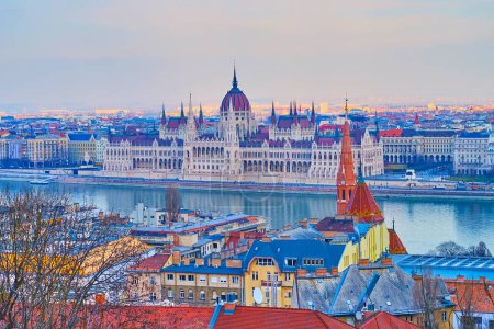 Foto de Majestuoso edificio del Parlamento, el Danubio y los tejados de Buda con luz púrpura al atardecer, vista desde Fisherman 's Bastion, Budapest, Hungría - Imagen libre de derechos