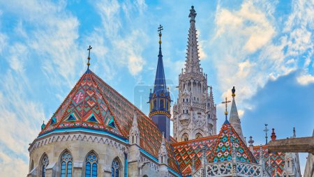 Panorama des Dachs der Matthias-Kirche, reich verziert mit Zsolnay-Ziegel, Türmen und dem Hauptsteinglockenturm, verziert mit Schnitzereien im gotischen Stil, Budapest, Ungarn