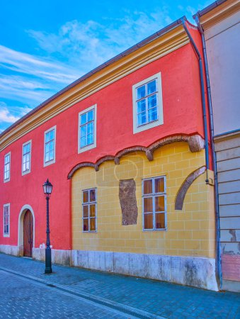 Die farbige Fassade des mittelalterlichen jüdischen Gebetshauses (Jüdische Kapelle, Orthodoxe Synagoge) in der Tancsics Mihaly Straße, Budapest, Ungarn