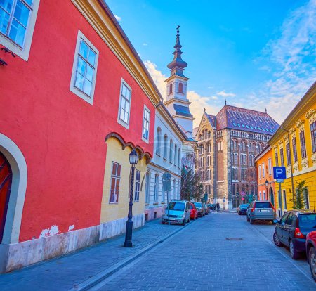 Foto de La Casa de Oración Judía medieval rojo-amarilla y los Archivos Nacionales de Hungría en el fondo, vista desde la calle Tancsics Mihaly, Budapest, Hungría - Imagen libre de derechos