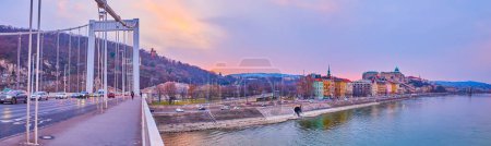 Foto de El panorama del atardecer del barrio de Taban, el castillo de Buda y el río Danubio desde el puente Elisabeth, Budapest, Hungría - Imagen libre de derechos