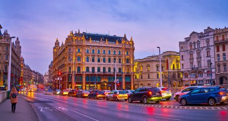 Téléchargez les photos : BUDAPEST, HONGRIE - 3 MARS 2022 : La circulation lente et la ligne de bâtiments historiques, y compris les palais Clotilde le soir rue Lajos Kossuth, Budapest, Hongrie - en image libre de droit