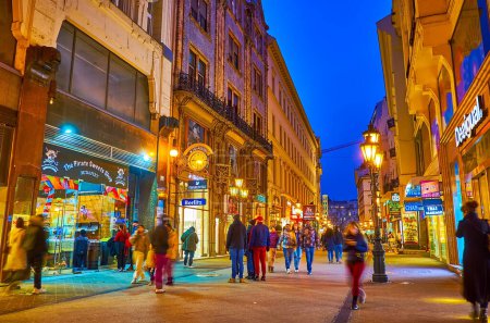 Téléchargez les photos : BUDAPEST, HONGRIE - 3 MARS 2022 : La ligne des maisons historiques et des magasins touristiques sur la rue Vaci, Budapest, Hongrie - en image libre de droit