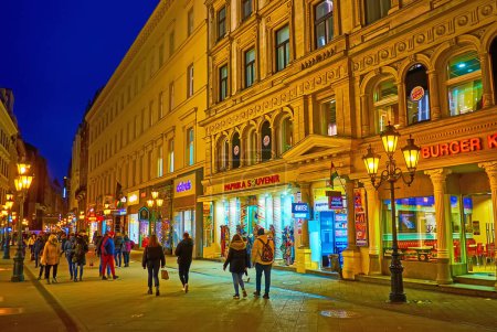 Téléchargez les photos : BUDAPEST, HONGRIE - 3 MARS 2022 : Faites une promenade en soirée sur Vaci Street, Budapest, Hongrie - en image libre de droit