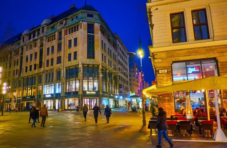 Téléchargez les photos : BUDAPEST, HONGRIE - 3 MARS 2022 : Place Vorosmarty à Pest avec boutiques de marques et boutiques touristiques, Budapest, Hongrie - en image libre de droit