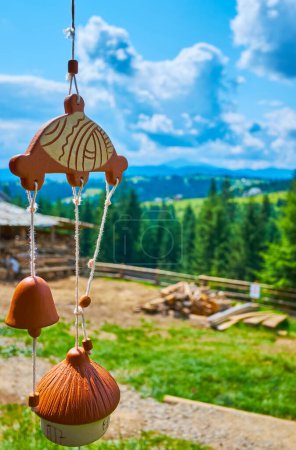 Carillons éoliens en adobe faits à la main avec cloche, village artisanal Mountain Valley Peppers, Ukraine