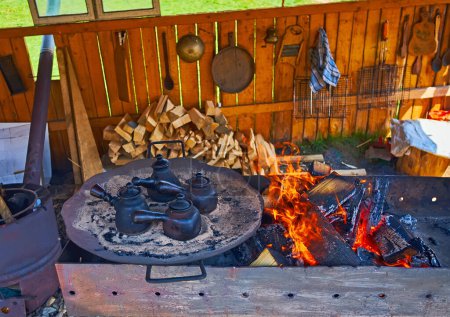 Das Tablett mit Kaffeekannen, gebrüht auf dem offenen Feuer der alten Schüssel, Mountain Valley Peppers Handarbeitsdorf, Ukraine