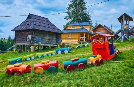 Der Spielplatz des Basteldorfes Mountain Valley Peppers (Polonyna Pertsi) mit einer handgefertigten hölzernen Eisenbahn mit farbigen Wagen, Yablunytsya, Karpaten, Ukraine