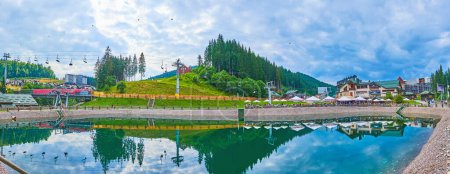 Téléchargez les photos : Panorama de la vallée de montagne avec Trout Pond, restaurants, hôtels et remontées mécaniques de la station de montagne de Bukovel, Bukovel, Ukraine - en image libre de droit