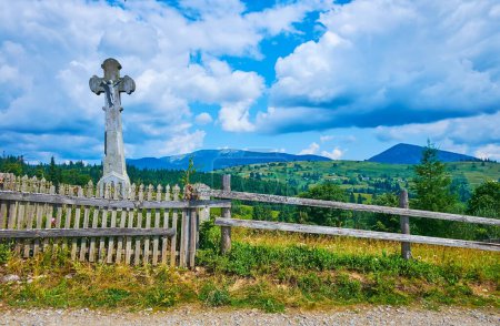 Téléchargez les photos : La petite chapelle avec Croix par la vieille route du village de Yablunytsya, montagnes des Carpates, Ukraine - en image libre de droit