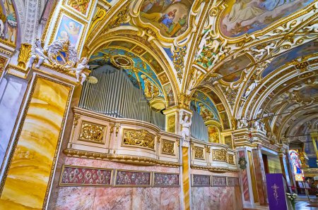Foto de ORSELINA, SUIZA - 26 DE MARZO DE 2022: Las ricas decoraciones y órgano de tubos del Santuario de Santa Maria Assunta de Madonna del Sasso, Orselina, Suiza - Imagen libre de derechos