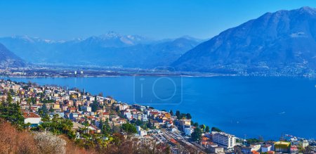 Panorama del Lago Mayor, Alpes nebulosos y casas de Muralto en Locarno, Ticino, Suiza
