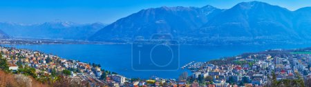 Blick auf den Lago Maggiore mit der Stadt Locarno und der Bergkette im Hintergrund, Tessin, Schweiz