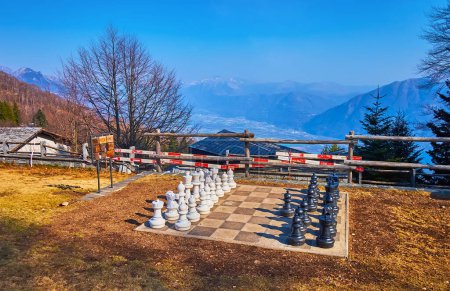 Genießen Sie das Naherholungsgebiet Arca di Noe von Cardada Cimetta, spielen Sie Riesenschach und blicken Sie von der Aussichtsplattform Locarno, Schweiz, auf den Lago Maggiore und die Alpen