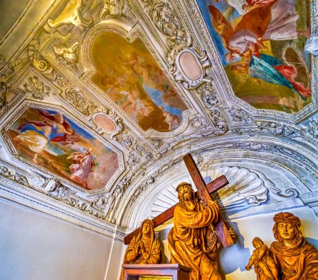 Téléchargez les photos : LUGANO, SUISSE - 18 MARS 2022 : La sculpture du Christ, portant la croix dans l'église Santa Maria di Loreto, le 18 mars à Lugano, Suisse - en image libre de droit
