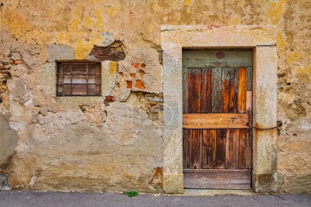 Téléchargez les photos : Ancienne porte en bois et mur minable de la maison historique dans le village de Savosa, Suisse - en image libre de droit