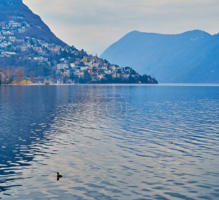 Blick auf den Luganersee mit Siedlung am Hang des Monte Bre, Lugano, Schweiz