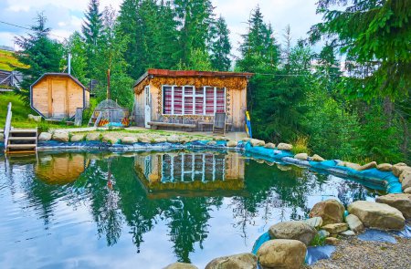 Das traditionelle hölzerne Badehaus und Dampfbad am kleinen Teich, Polonyna Pertsi, Yablunytsya, Ukraine