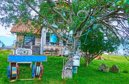 Téléchargez les photos : Les tuyaux et les pots de l'alcool maison faisant la machine sur l'arbre, Polonyna Pertsi (Mount Valley Peppers), Yablunytsya, Ukraine - en image libre de droit