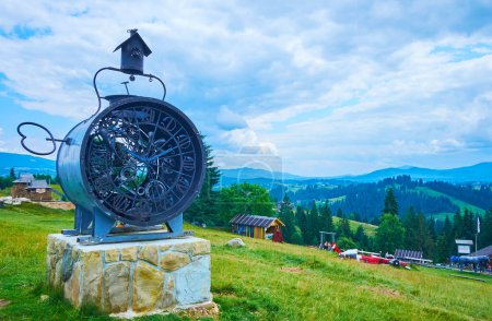 Téléchargez les photos : YABLUNYTSYA, UKRAINE - 24 JUILLET 2021 : La sculpture d'horloge forgée de style vintage sur la prairie verte dans le village artisanal Mountain Valley Peppers (Polonyna Pertsi), le 24 juillet à Yablunytsya - en image libre de droit