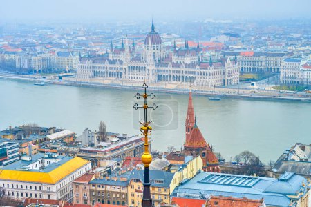 Vue du paysage urbain de Budapest depuis le bastion des pêcheurs, avec le Danube et le bâtiment du Parlement sur sa rive, Hongrie.