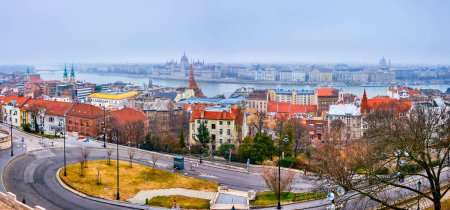 Vue panoramique depuis le Bastion des pêcheurs sur le Parlement et d'autres monuments de Budapest, Hongrie