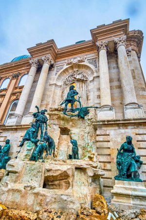 Matthias-Brunnen mit Bronzeskulpturgruppe von König Matthias, Jäger, Hunde, Helena die Schöne, an der Seitenwand der Budaer Burg, Budapest, Ungarn