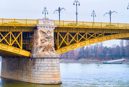 Estatua bajorrelieve del Dios Antiguo sobre el pilar de piedra del Puente Margarita, Budapest, Hungría