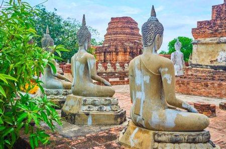 La fila de estatuas de Buda en el Templo de Wat Yai Chai Mongkhon, Ayutthaya, Tailandia