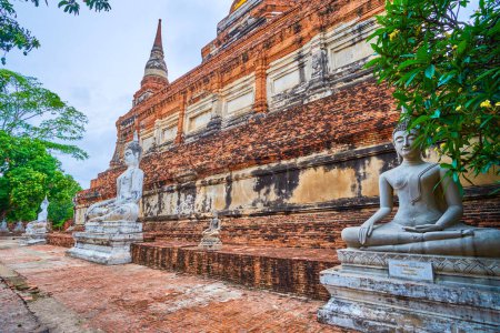 Sitzende Buddha-Statuen des Wat Yai Chai Mongkhonarchäologischer Komplex, Ayutthaya, Thailand