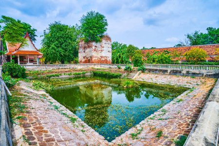 El pequeño tanque de agua pantanoso en Wihan Phra Mongkhon Bophit Temple, Ayutthaya, Tailandia