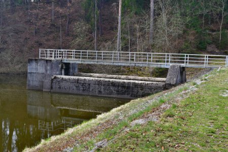 Ausrüstung zur Ableitung von Wasser aus dem See, Südböhmen, Tschechische Republik