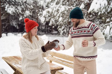 Téléchargez les photos : Femme et homme caucasiens profitant de l'heure d'hiver devant la maison - en image libre de droit