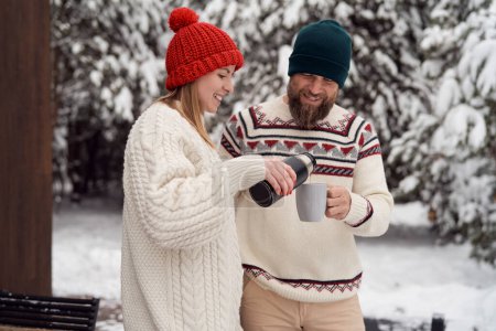 Téléchargez les photos : Couple caucasien boire du thé chaud en hiver - en image libre de droit