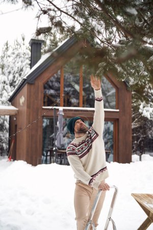 Téléchargez les photos : Homme caucasien décoration jardin pour Noël - en image libre de droit