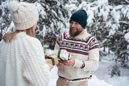 Téléchargez les photos : Caucasian couple sharing the Christmas present outdoors - en image libre de droit