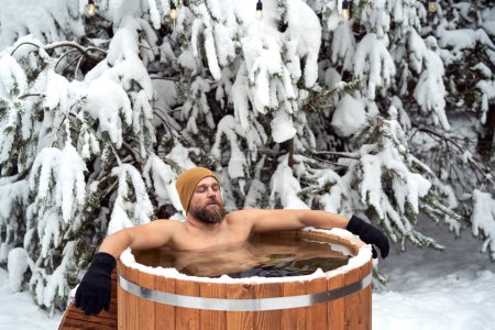 Téléchargez les photos : Caucasian man take the winter bath in tube outdoors - en image libre de droit