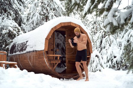 Téléchargez les photos : Caucasian man wearing gloves and going into the winter swim outdoors - en image libre de droit