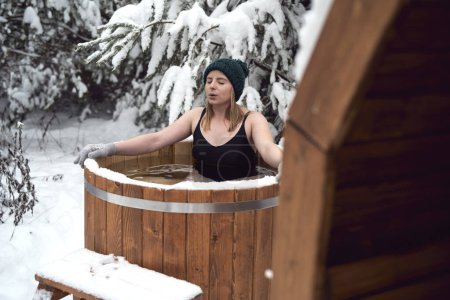 Téléchargez les photos : Caucasian woman during the winter bath in tube outdoors - en image libre de droit